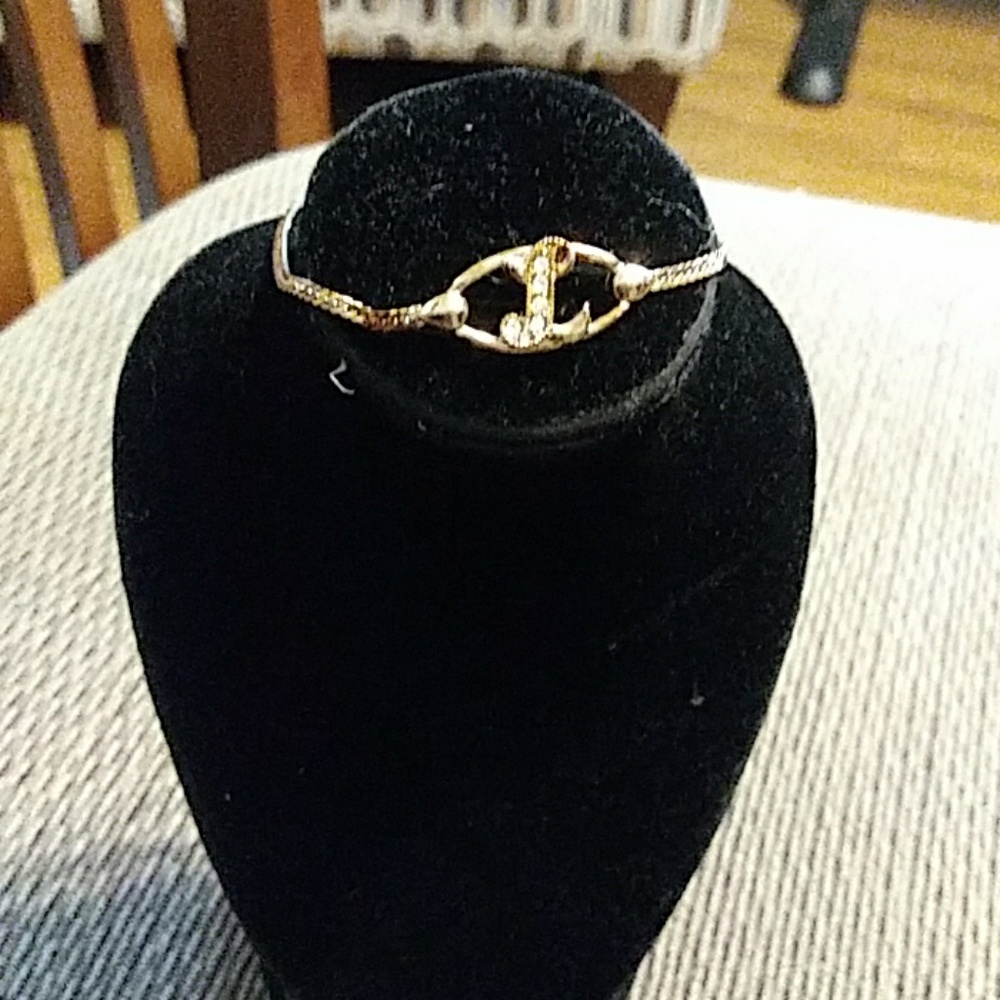 Avon ladies bracelet special Sparkle initial L
